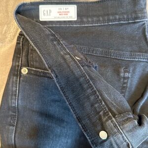 Gap girlfriend, mid rise, crop jeans
